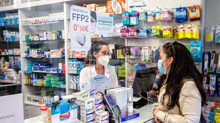 Descubre cómo el gobierno distribuye más de 5,400,000 mascarillas a través de las farmacias
