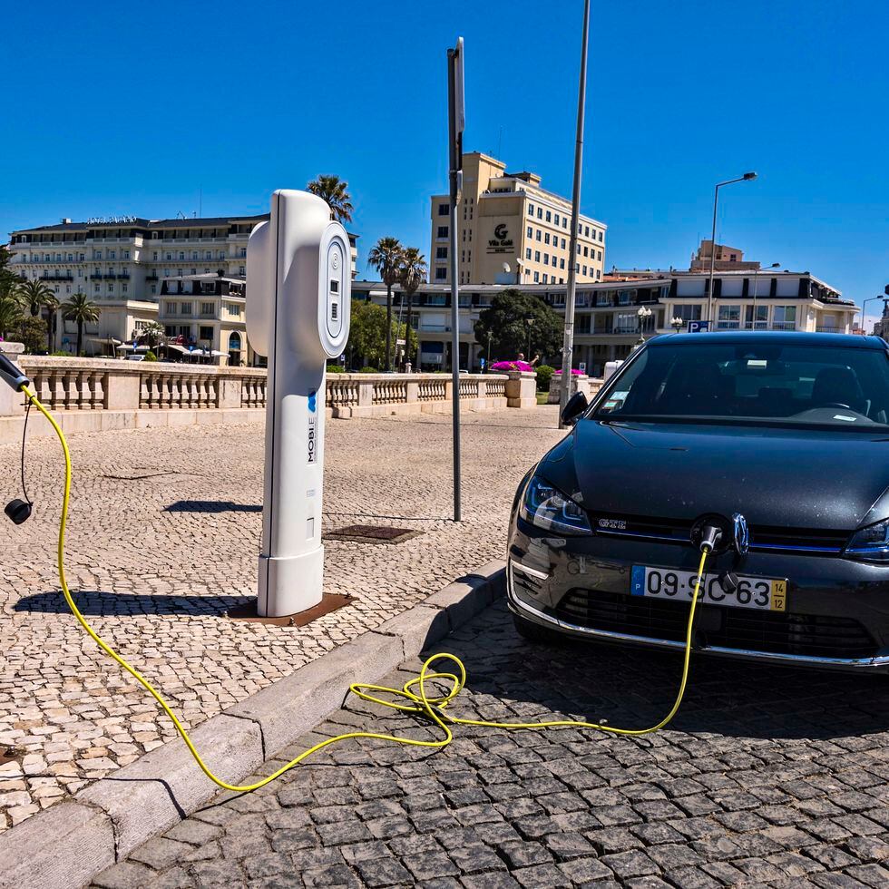 descubre el primer punto de recarga para coches electricos con publicidad integrada la revolucion en la movilidad sostenible