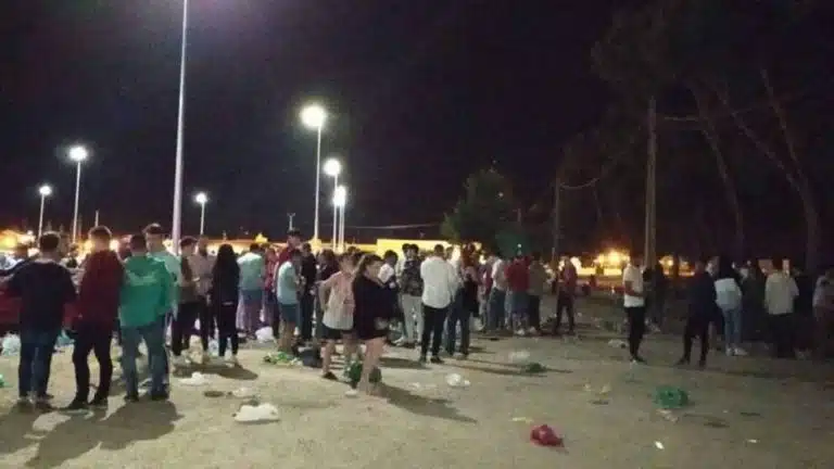 Descubre las impactantes imágenes de un botellón en Tomelloso que llevaron a la alcaldesa a tomar medidas drásticas