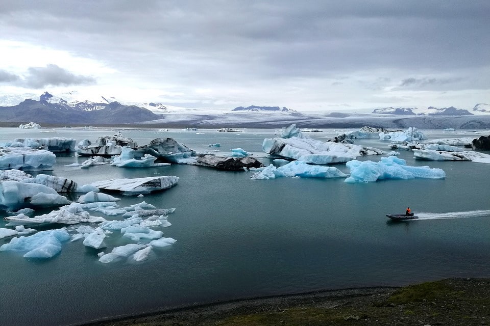 el impactante efecto del calor del verano en las capas de hielo y glaciares descubre como afecta al medio ambiente
