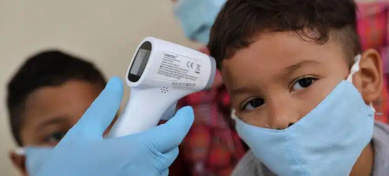 ¿Las mascarillas deben ser obligatorias para niños menores de cinco años? Descubre lo que dice la OMS