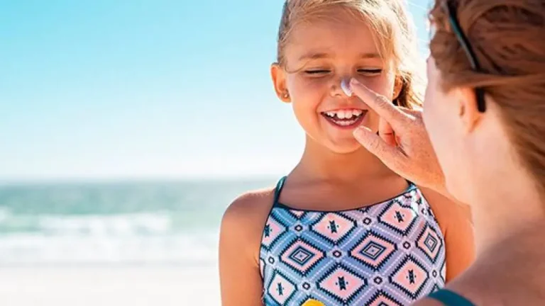 Protección solar en verano: Cuida la piel de los niños diariamente con estos consejos
